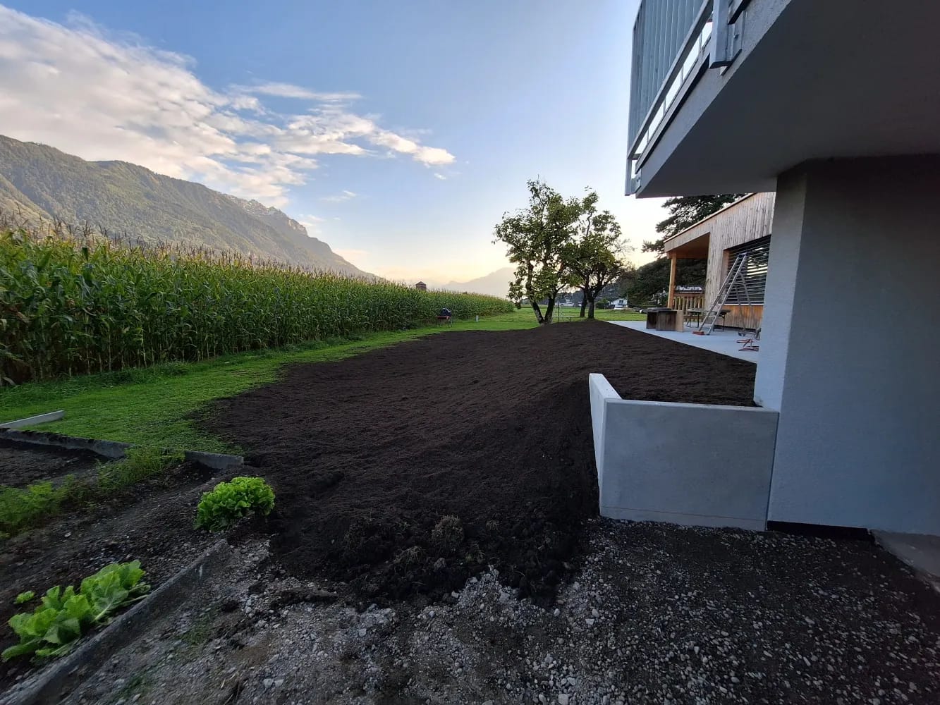 Humusieren Außenanlage