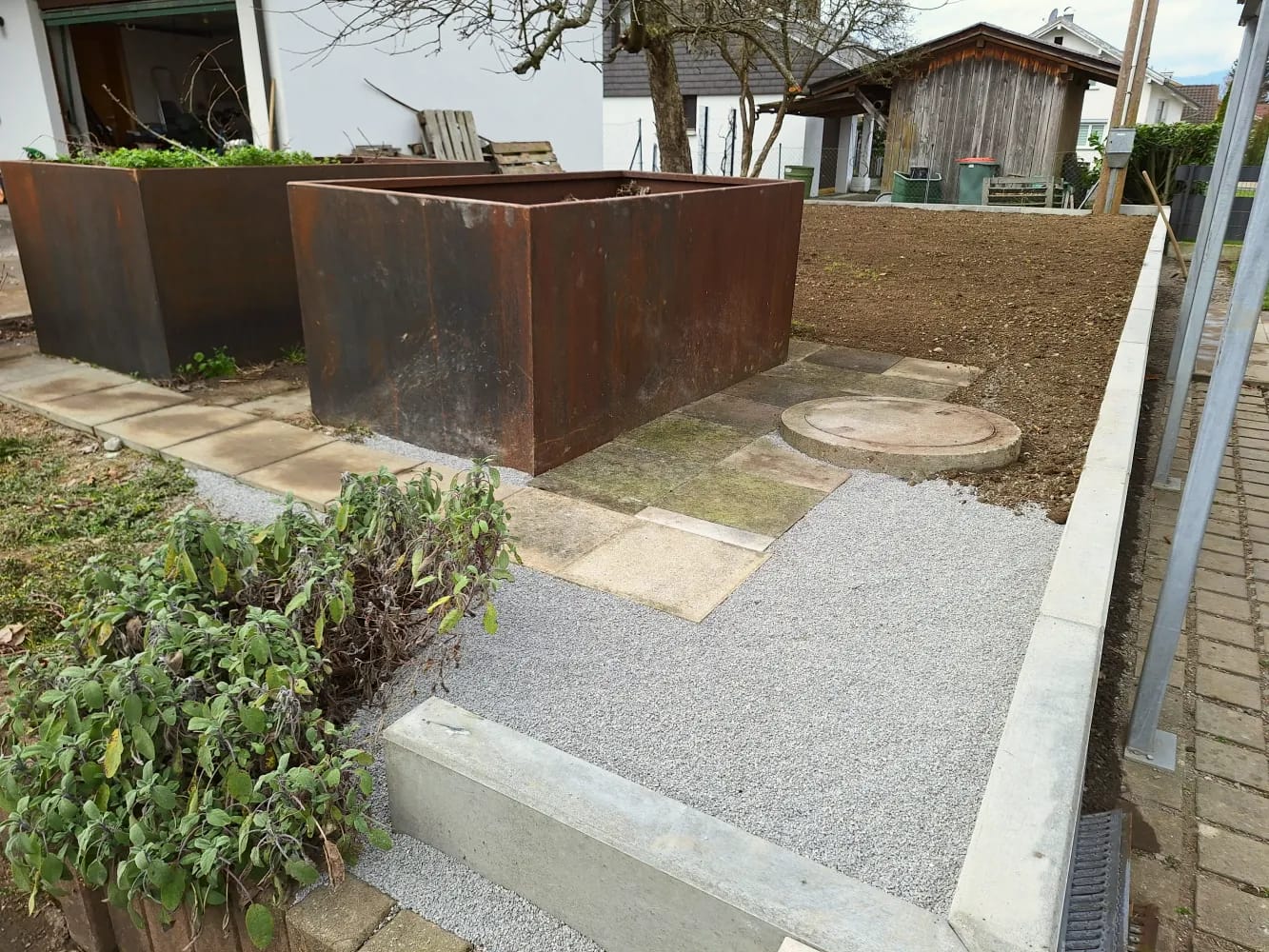 Niedrige Mauer mit Podest