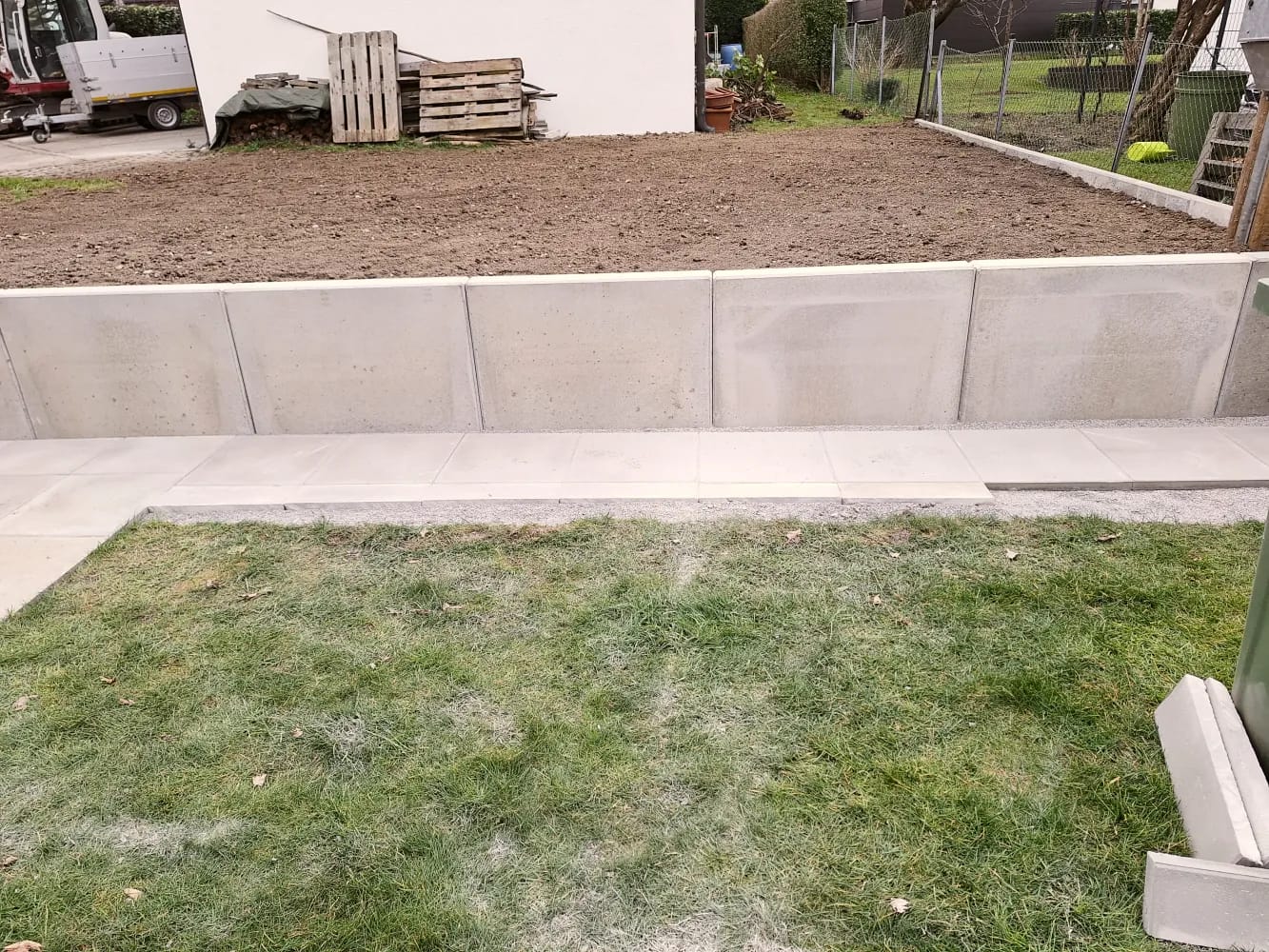 Niedrige Mauer von Vorne