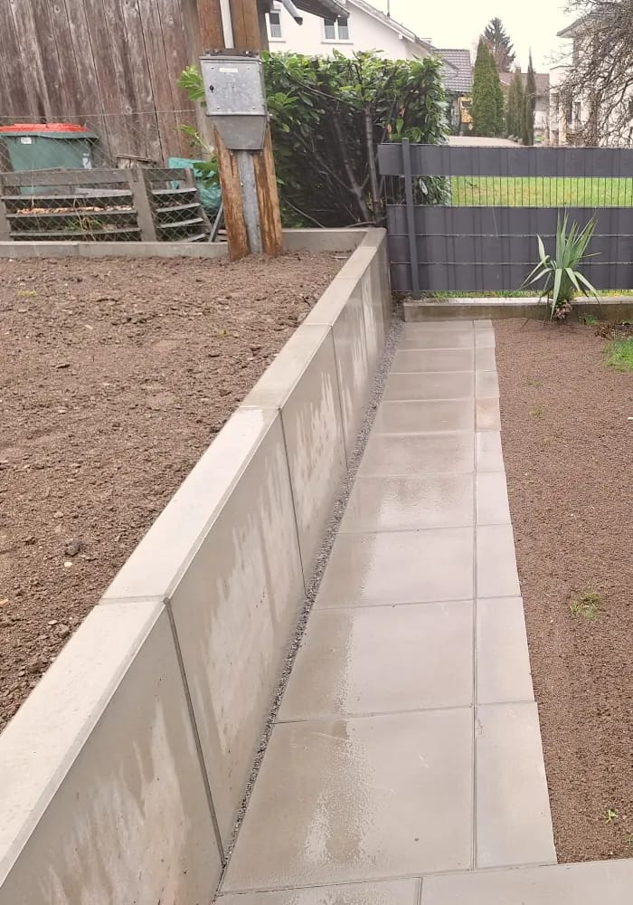 Niedrige Mauer von Seite